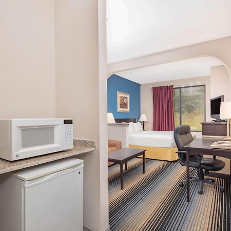 Baymont By Wyndham Laurel Hotel Екстериор снимка