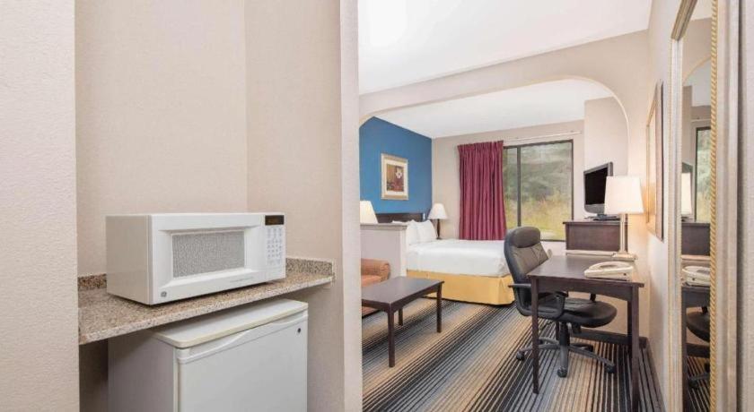 Baymont By Wyndham Laurel Hotel Екстериор снимка