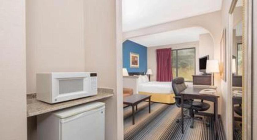 Baymont By Wyndham Laurel Hotel Екстериор снимка