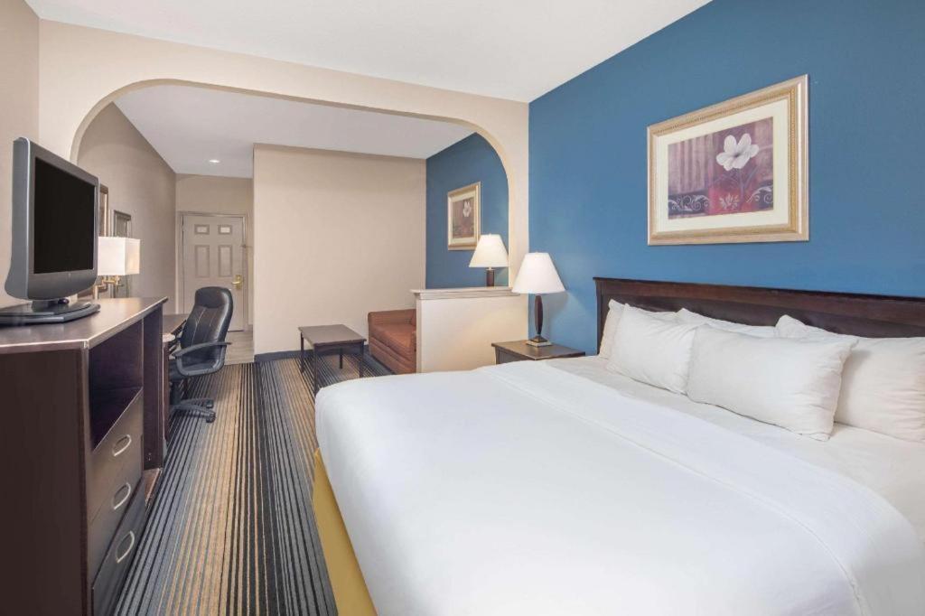 Baymont By Wyndham Laurel Hotel Екстериор снимка
