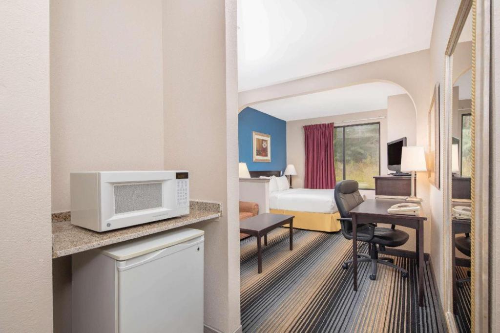 Baymont By Wyndham Laurel Hotel Екстериор снимка