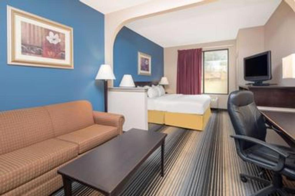 Baymont By Wyndham Laurel Hotel Екстериор снимка
